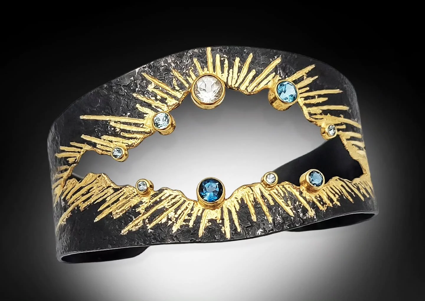 This Genesis "Light Rift" cuff has me wandering through the clouds, ready for the sun
🌫🌅
I'm up and at 'em this morning, ready to get to some stone setting, and I wanted to share this pretty pic of this lovely new cuff! This piece is a la