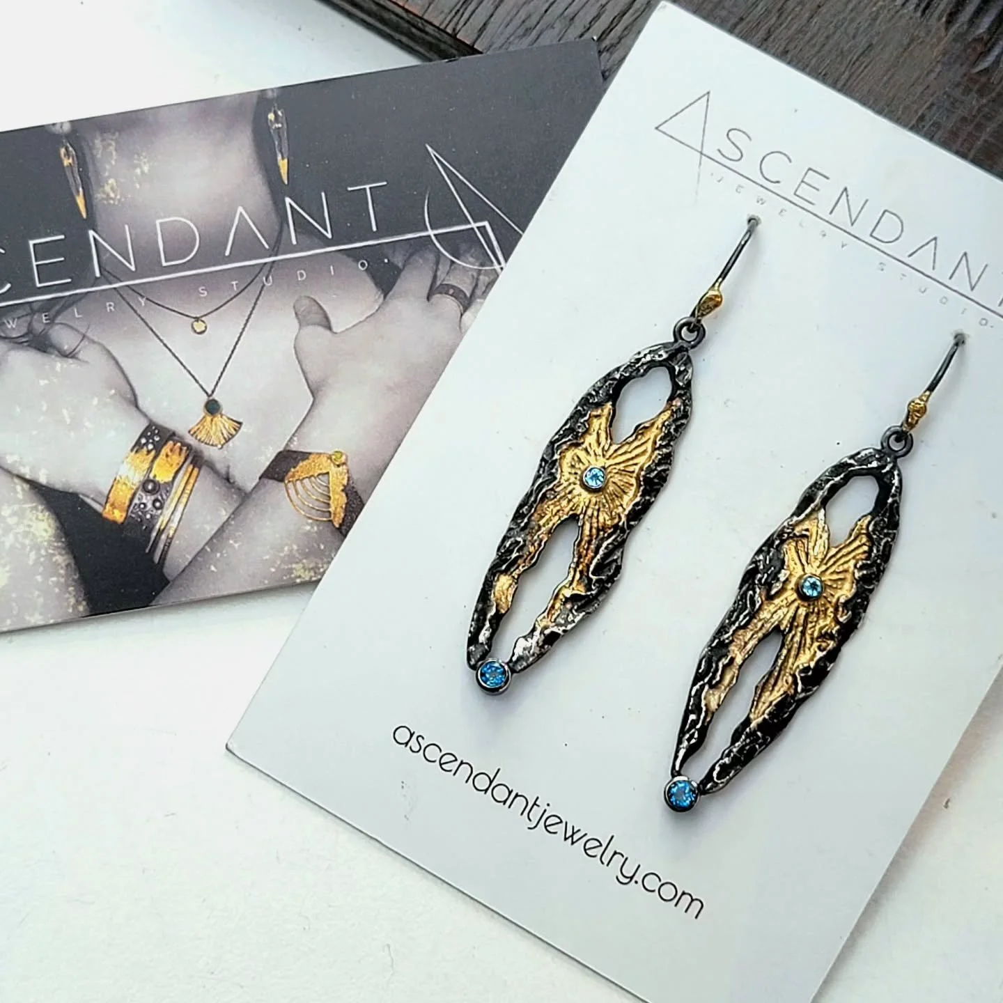 Last day here at Dogwood Arts Festival @dogwoodarts 🌸

The crowds are out in full force and these new Primordia Lava Core earrings have already found their forever home 🏡 😊 thanks so much for all the love Knoxville!

There's still time to come sho