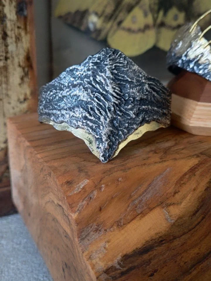We are getting ready for Chicago @57startfair this weekend with these one-of-a-kind Primordia cuffs!
🌋👩&zwj;🏭🌋
Signature volcano inspired cuffs forged in fire and shaped by steel and my own two hands. Primordia "Lava Ridge" cuff and &qu