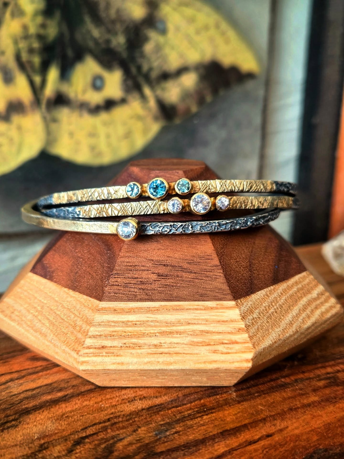 I did a big restock of "Genesis" stacking cuffs this week including these cuties with sapphires in white and Montana blue!
🎇🤍💙🎇
Come find these sparklers and much more in Chicago this weekend at the wonderful @57thstreetartfair. We'll b
