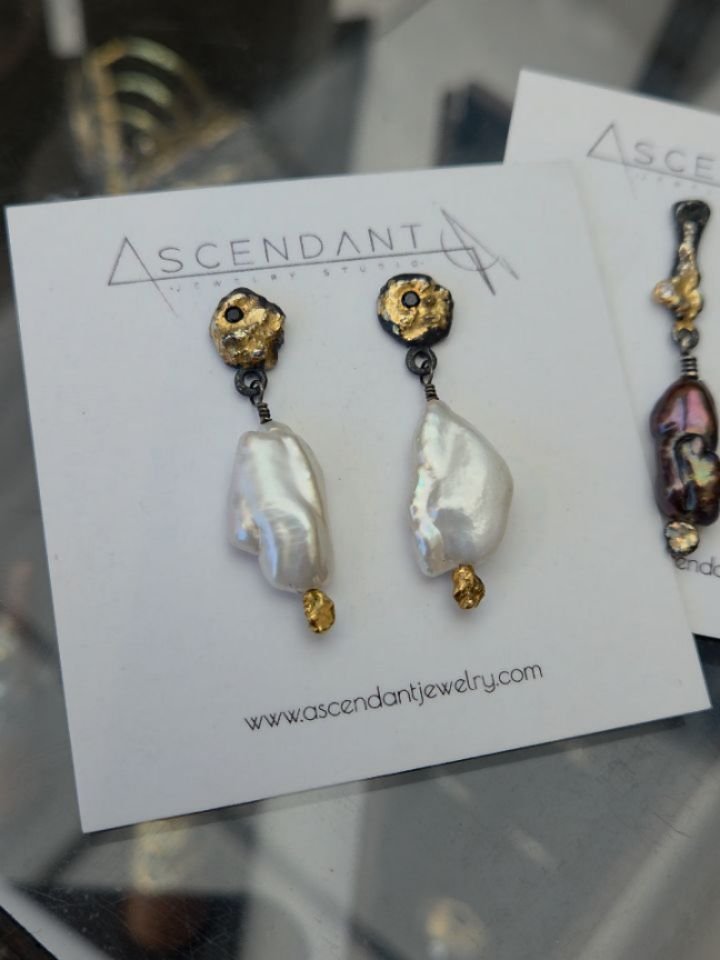 My obsession with these melty, organic Primordia "Wisdom Nugget" earrings continues!
🦪🏴&zwj;☠️☠️🌋🪨
All spring season these Biwa pearl earring designs have been hot! I adore making them, so thank you for liking them as much as I do🙏. I'