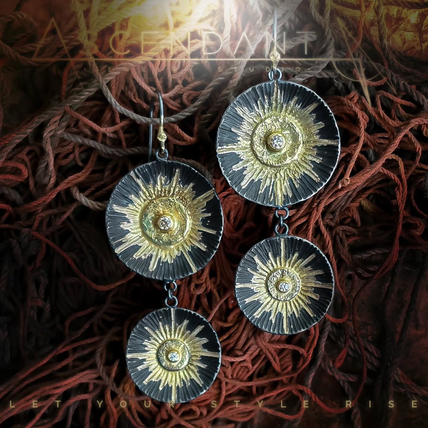 Starting September out with a BOOM!
🧨💥🎆
These Big Bang "Echo Nova" earrings with Gold Flow firecrackers and diamonds are so pretty on! They have tons of dynamic movement and texture. They make me think of miniature versions of cosmic lev