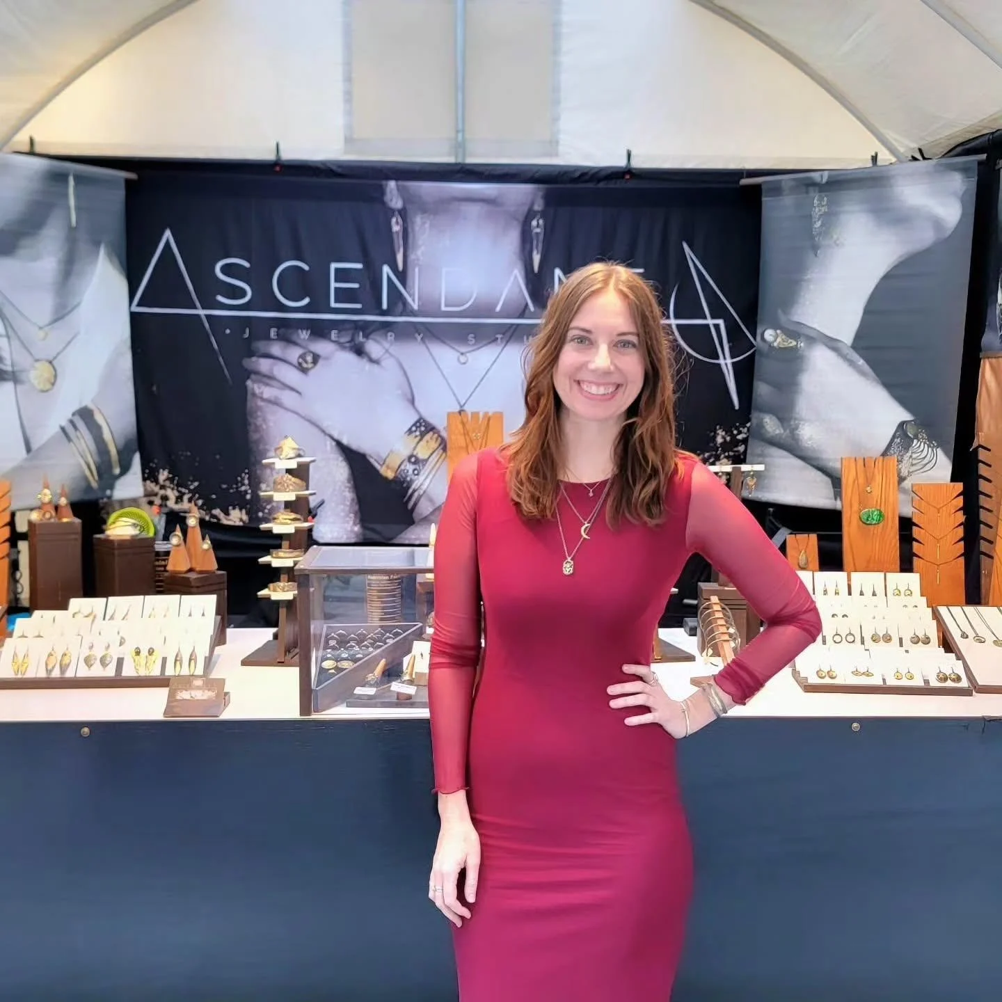 Hey St. Louis what's up?!
🌋
This is me big cheesing last year at the @stlartfair, and I'm so excited to say that we are returning this year! I'm constantly blown away by the support and connections with some of the coolest people on this earth: arti