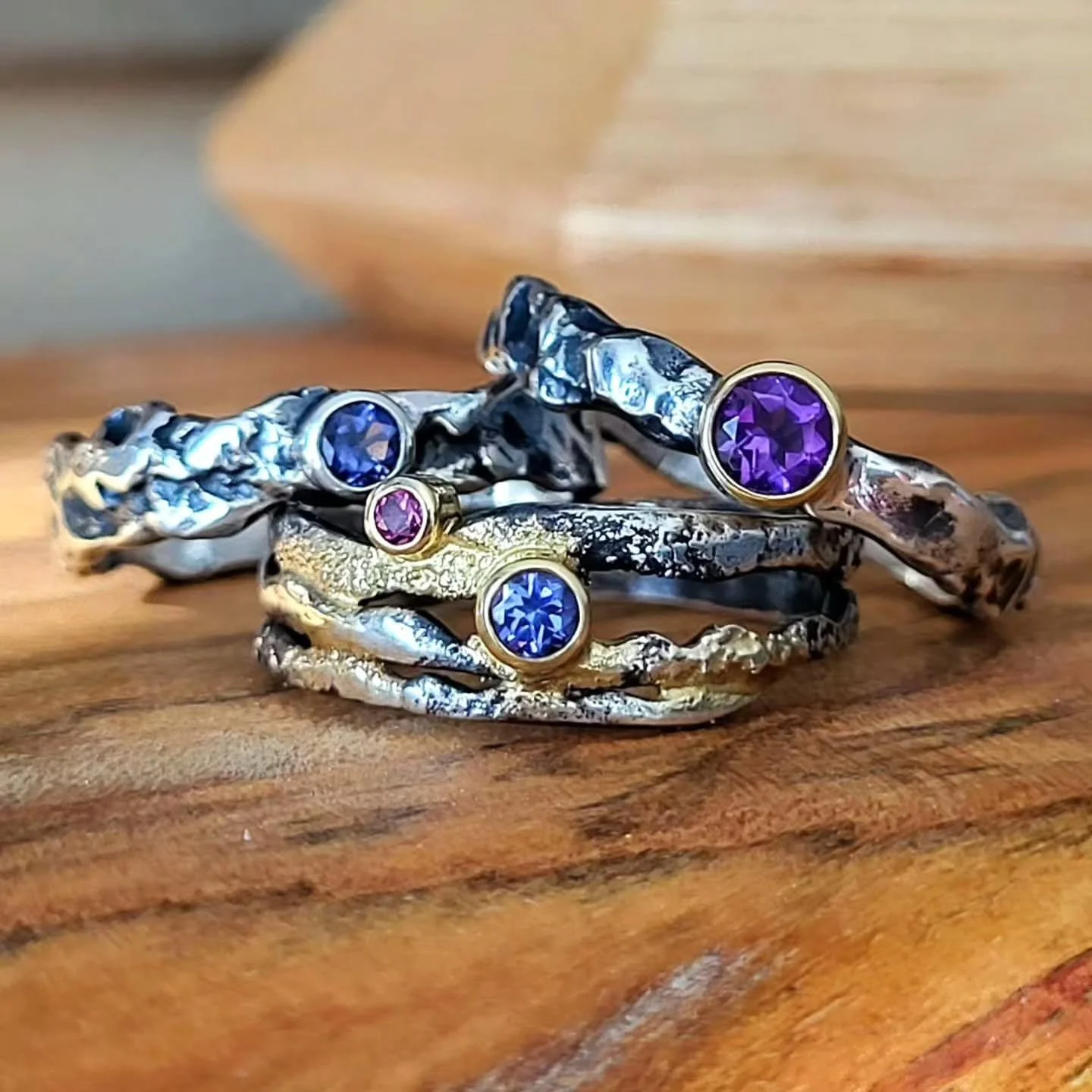 Ahh, St. Louis, the fever has finally broke!
🌬🍂
Thank you so much to all the amazing patrons and show crews these past few weeks in the heat. You are so appreciated!🙏 So many of my stacking rings found homes this weekend @stlartfair, and I'm doing