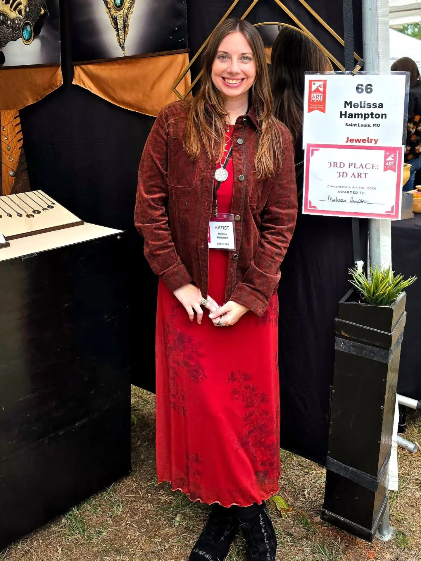 Thank you for a wonderful weekend @edwardsville_arts_center and for the absolute honor of being awarded 3rd place in 3d!
🌋🎇🙏
I met so many cool artists and new patrons this weekend as well as caught up with old friends. Y'all seem to love my Big B