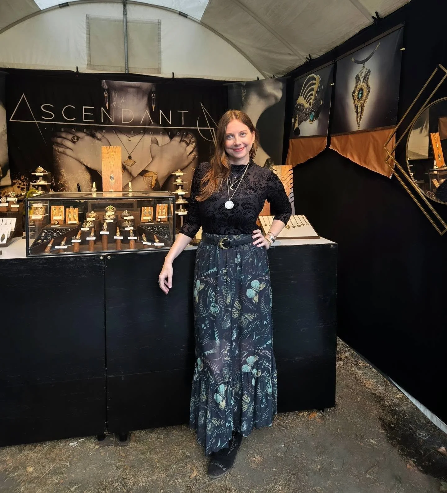 Heyyyyy Louisville! 
🌋🎇
I'm so honored to be showcasing my firecracker jewels again here at the 70th annual @stjamescourtartshow! Hard to believe that it's my 5th year at this wonderful show, and I'm here with a ton of new work to show you includin