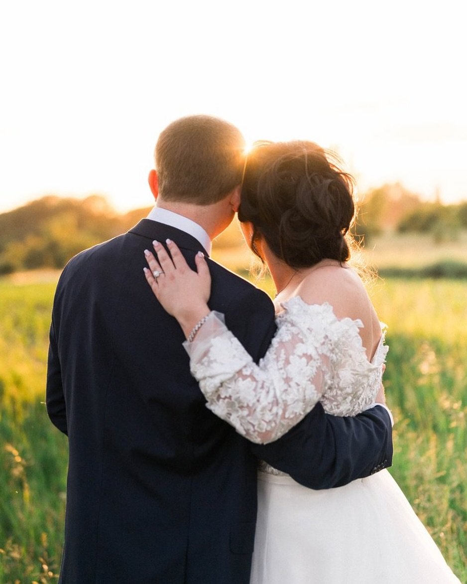 Catch the sunset of love&hellip;
.
.
.
.
.

#michaeldanielsphotography #2025bride #kansascitymissouricouples #sunset #love #kc #weddingplanner #plans #catch #thesunset #kcwedding #wedding #kansascitymissouricouples #kansascity #kansas #catchthelove