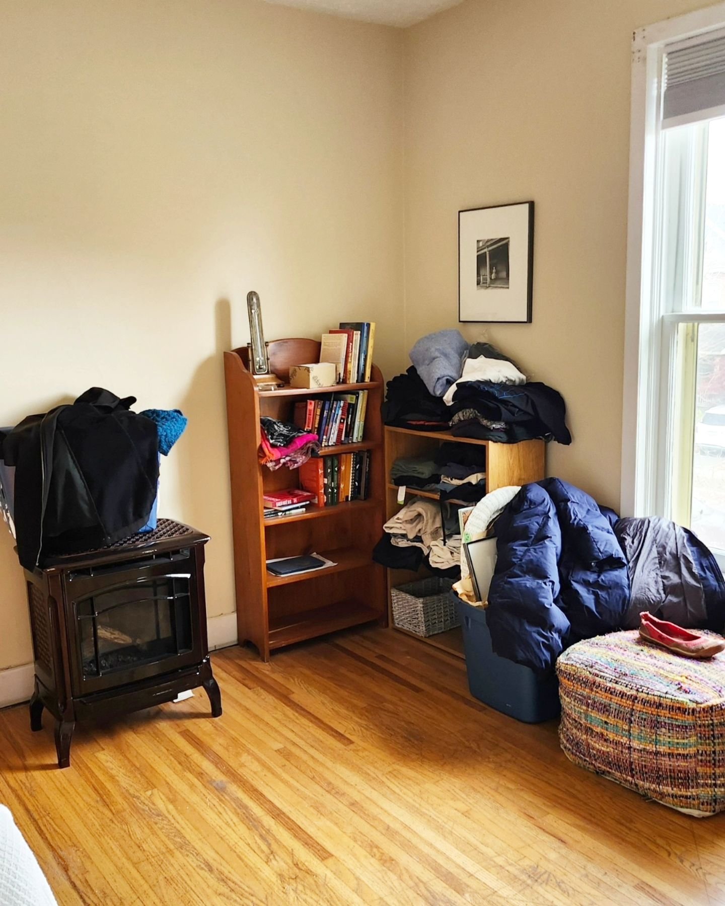 Small spaces can really have an impact!

Even though there isn't a huge difference in these before and after photos, check out the last photo and see what my client decided to part with! 🤩

Clutter can be hidden away in drawers and the backs of clos
