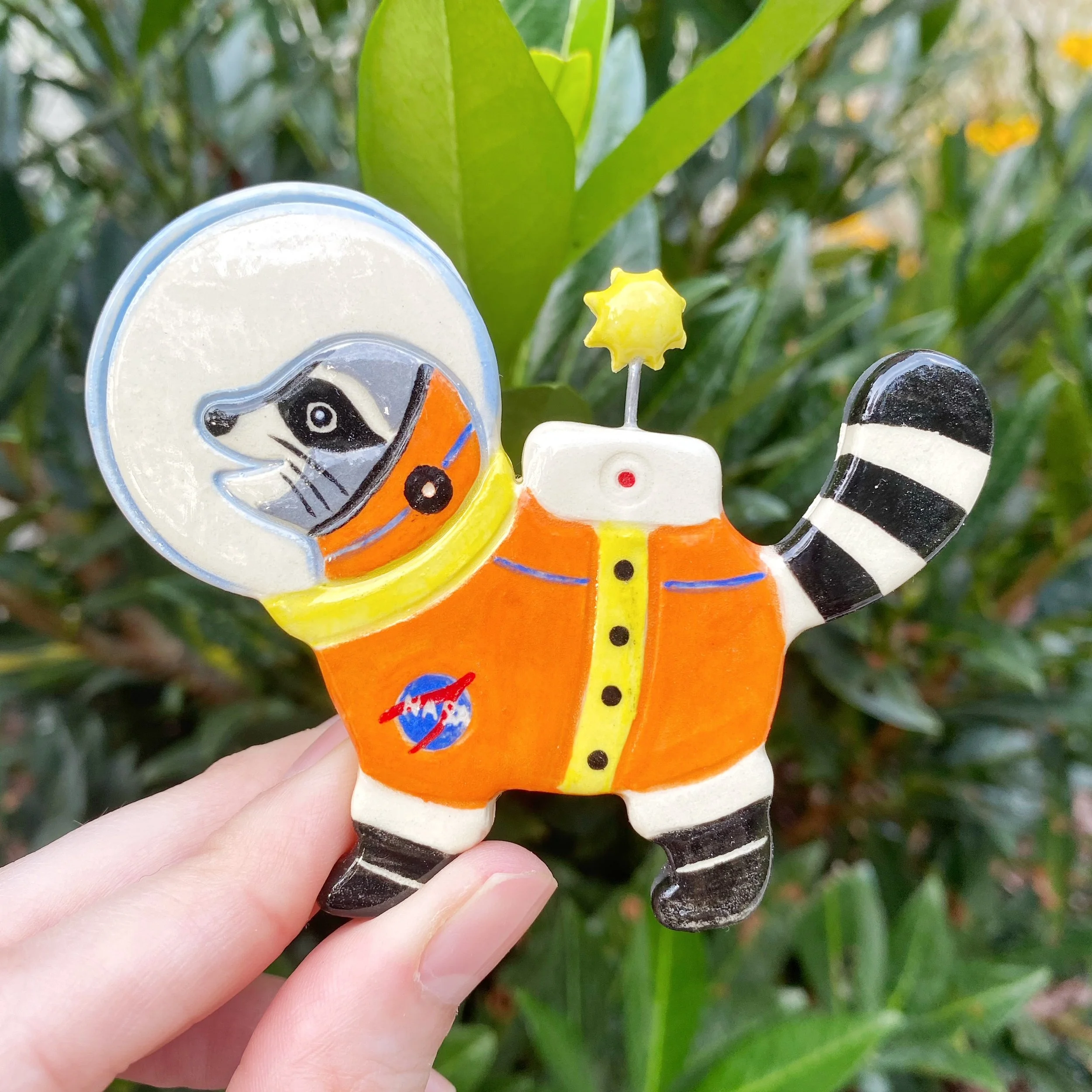 raccoon_raccoon_astronaut_white_magnet_1.jpeg