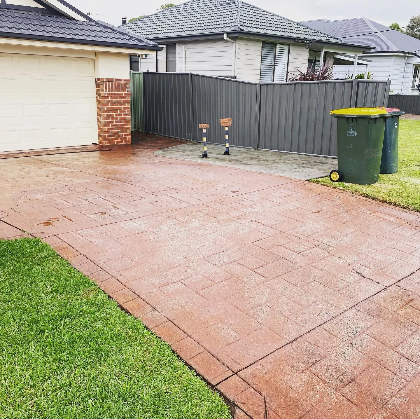 What a transformation! We got sent this before and after by a very happy customer. If you want to spruce up your tired, old driveway then talk to us today 😎