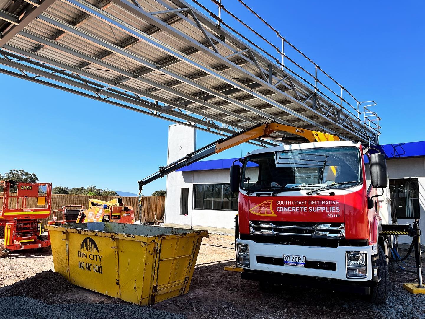 A very tight access delivery to the new service station on the highway at bomaderry. We can deliver the whole lot in one go, steel and LVLs!