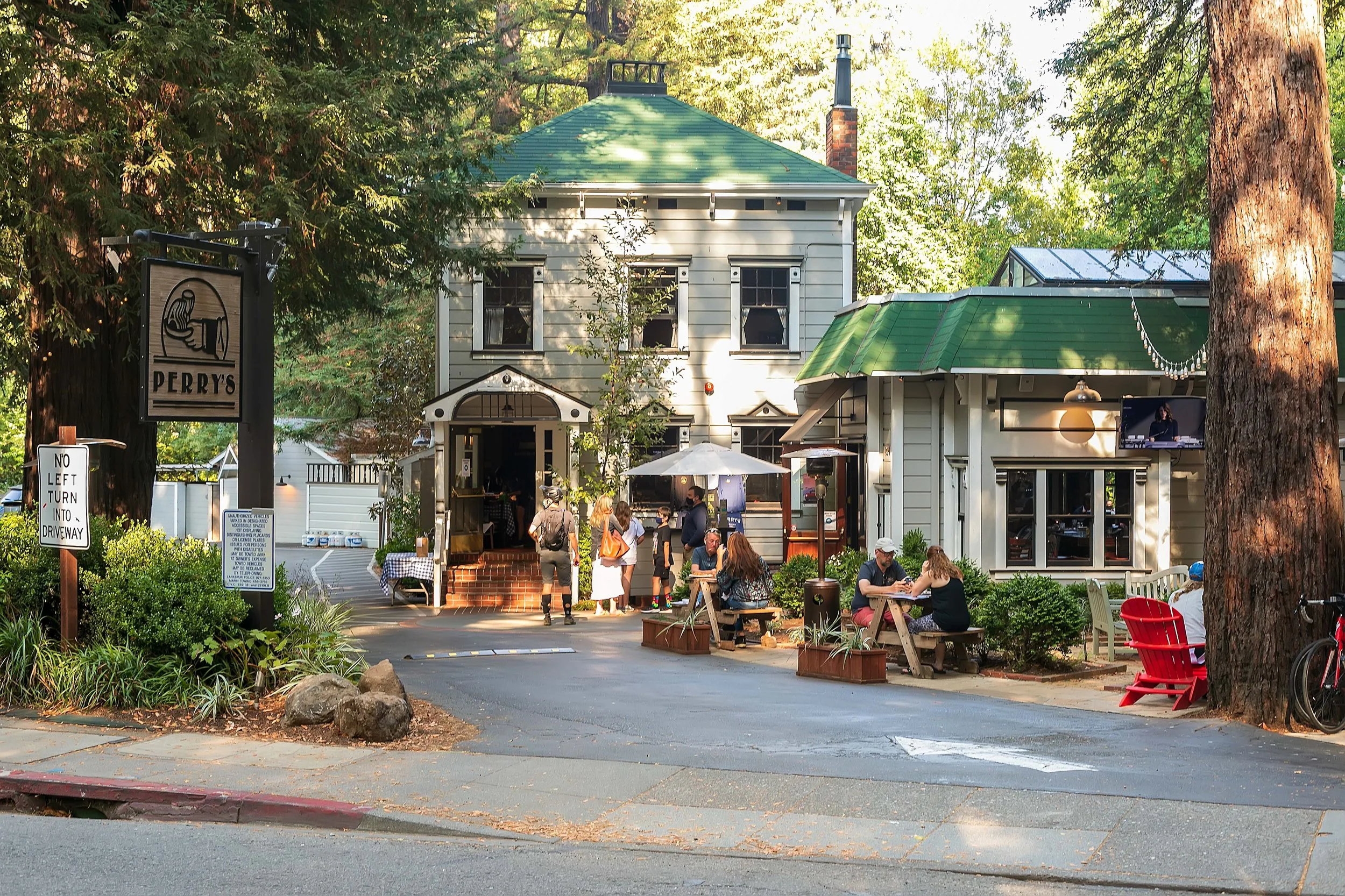 Larkspur-Equator-Left Bank-Perrys-Emporio-Rulli-Pizza Pico 05 of 09.jpg