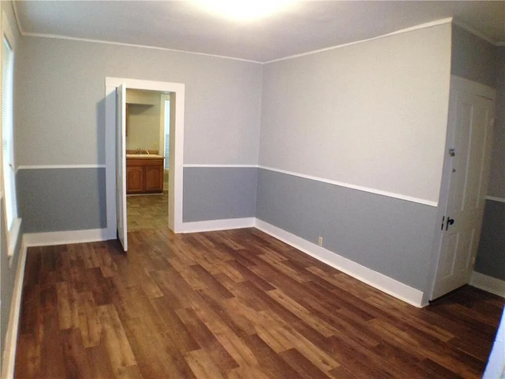 527 bedroom.jpg