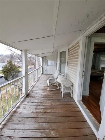 23022 porch.jpeg