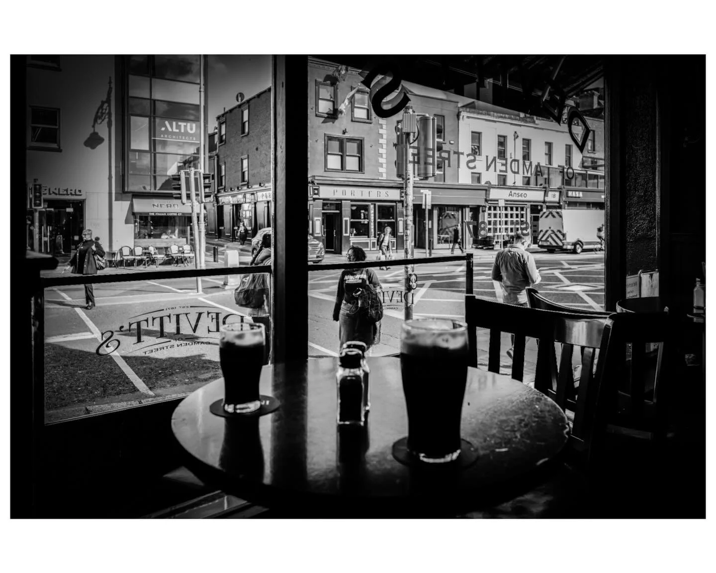 Street photography in Dublin @devittspub 
#streetphotography #dublin #leica #monochrome #photooftheday