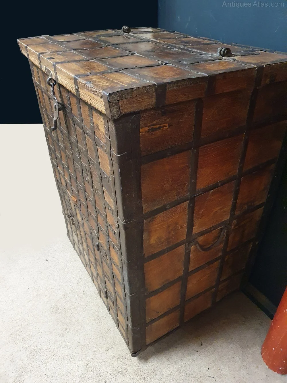 Dowry_Chest_as993a206z-3.jpg