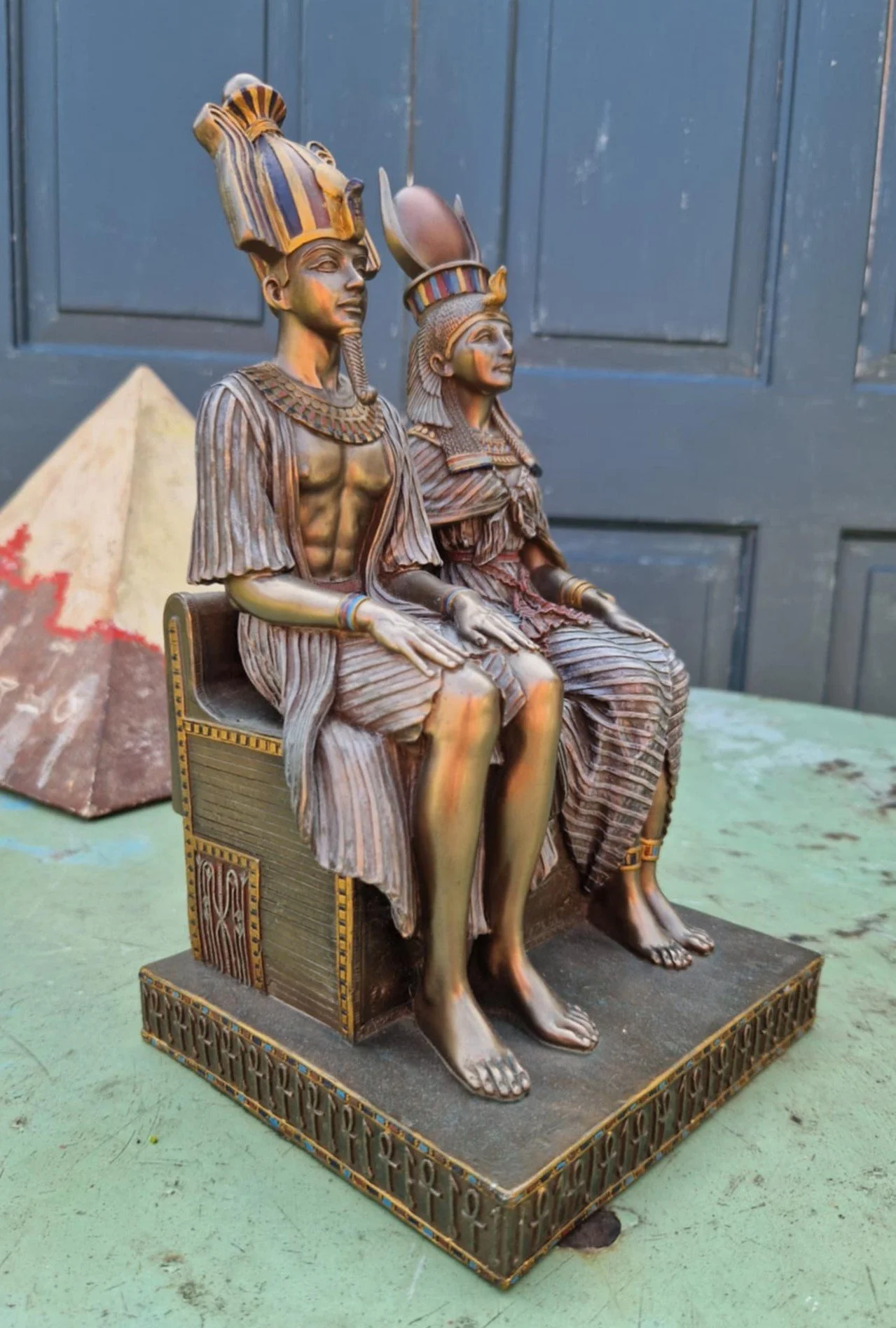 Pharaoh and Isis statue 3.jpg
