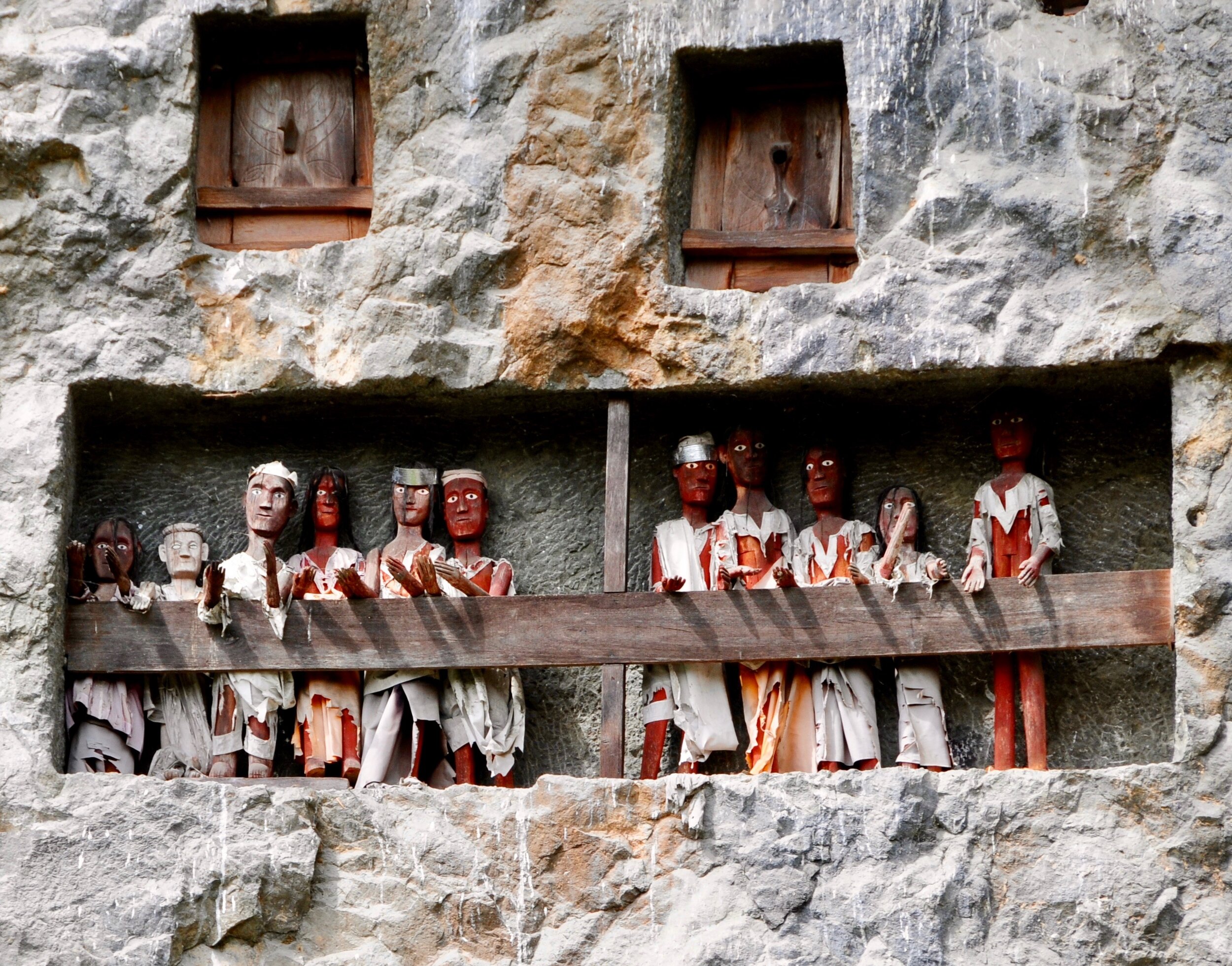 2010 02 09 037 Indonesia Sulawesi Toraja Tour Lemo village hanging graves balcony effigies.jpeg
