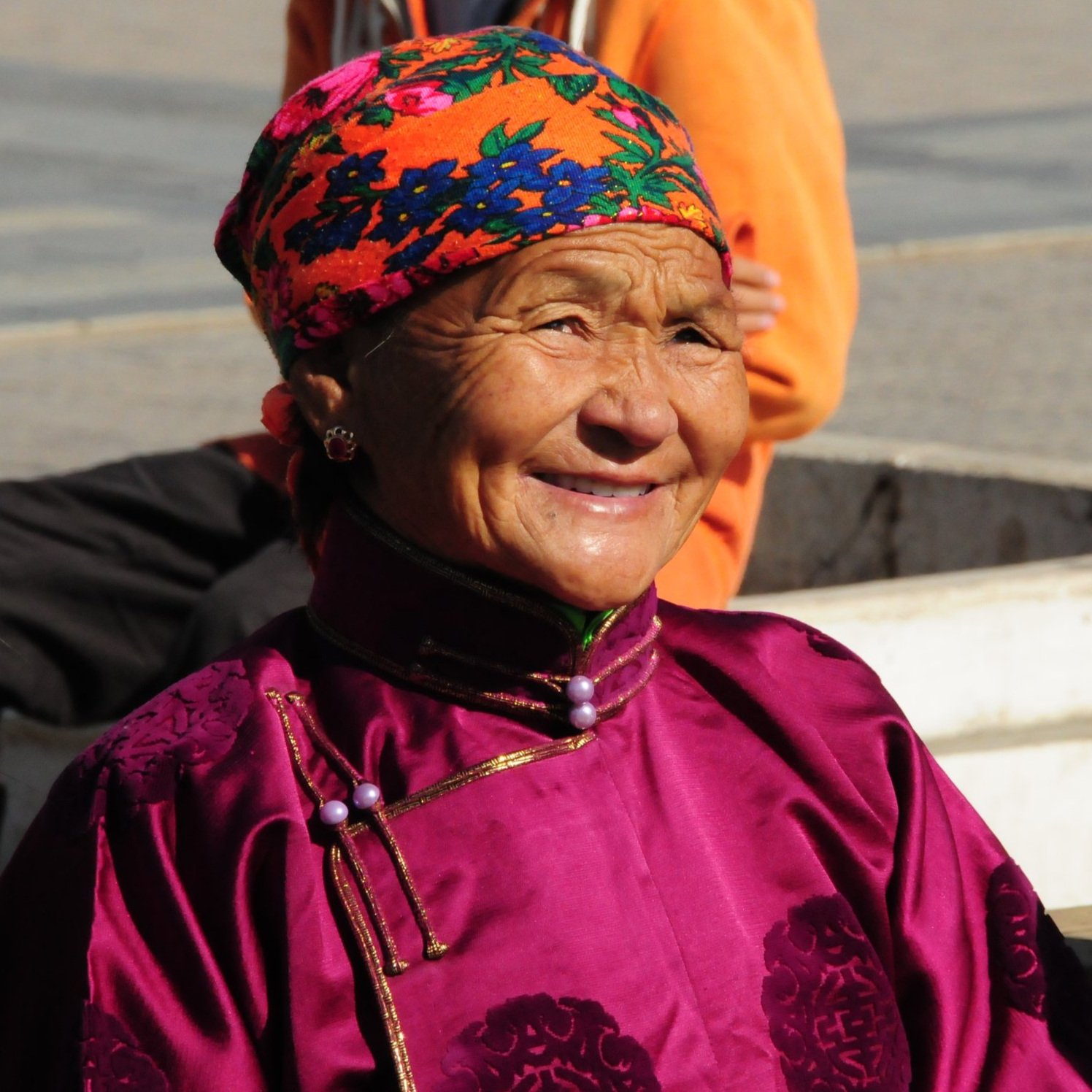 2009+10+07+036+Mongolia+Ulanbaatar+Sukhbaatar+square+local+woman.jpg