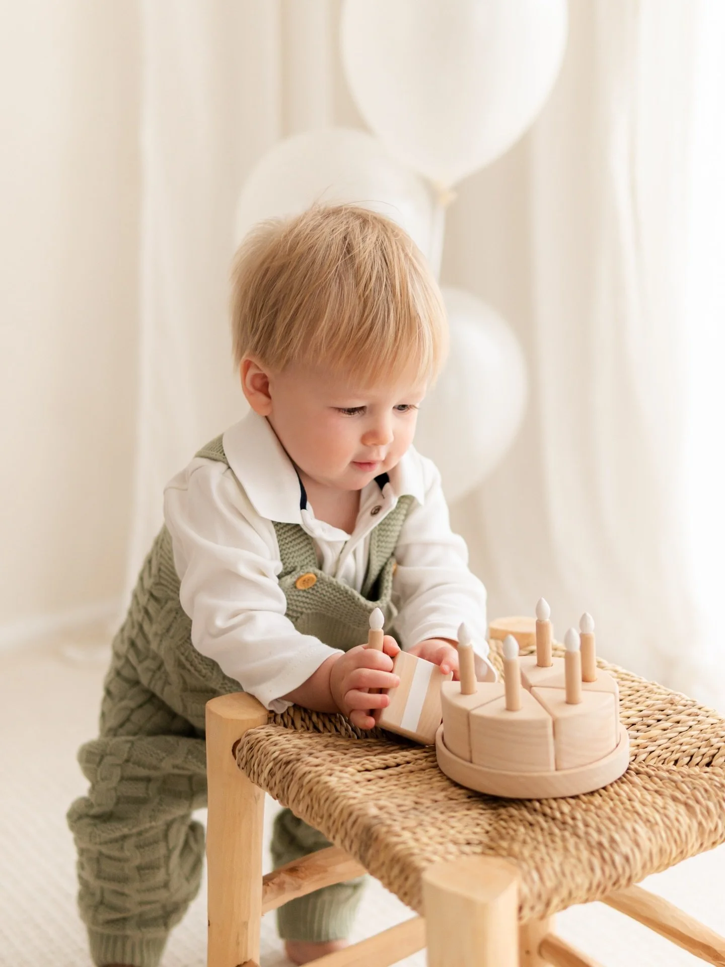 1st birthday photos without the mess 🎂 

#camberleybabyphotographer 
#surreybabyphotographer 
#guildfordbabyphotographer 
#farnhambabyphotographer 
#hampshirebabyphotographer