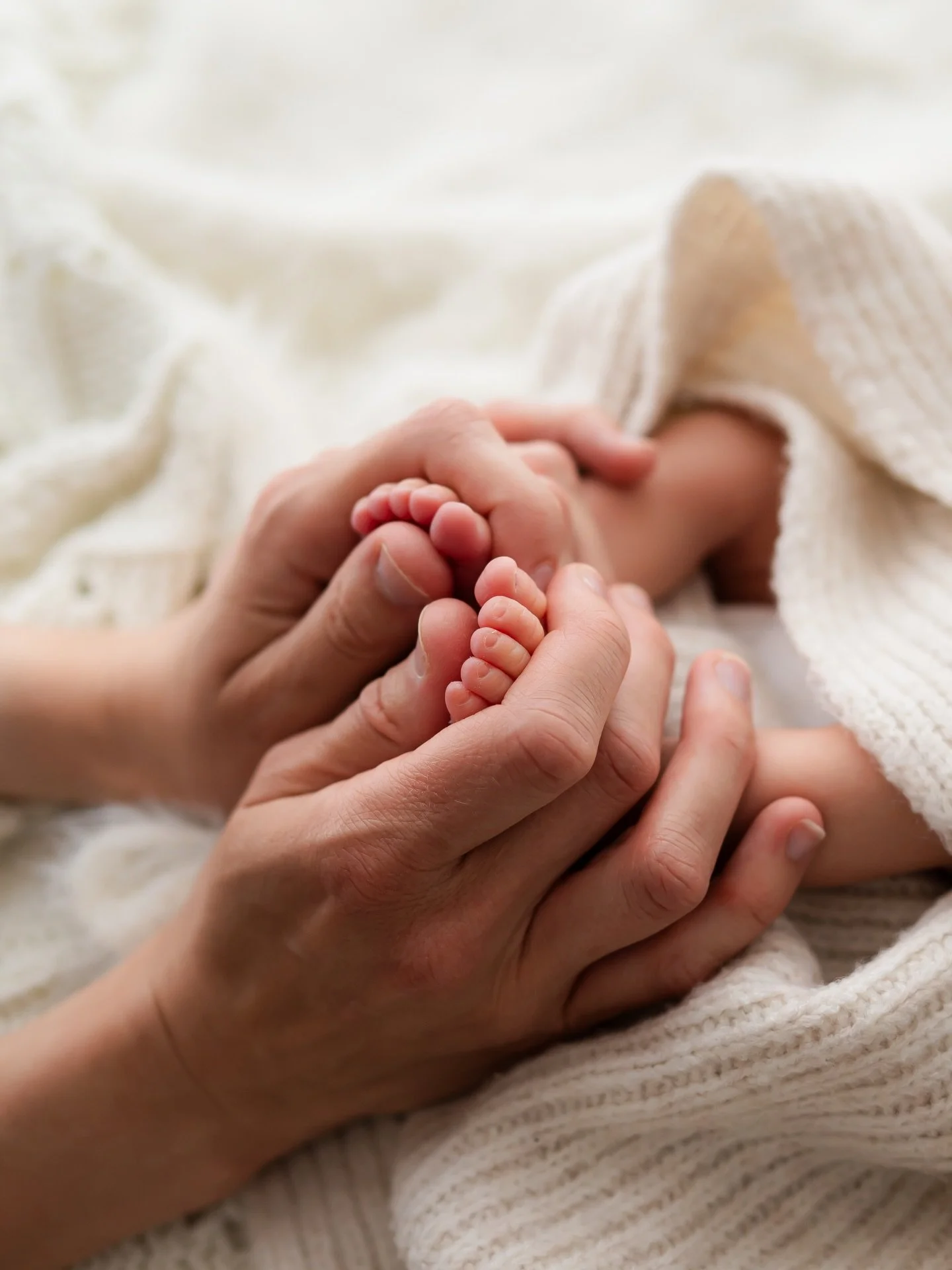 Thinking about all the tiny toes that I&rsquo;ll have the privilege of photographing in 2026 🥹 

#surreynewbornphotographer 
#camberleynewbornphotographer 
#farnhamnewbornphotographer 
#farnboroughnewbornphotographer 
hampshirenewbornphotographer
