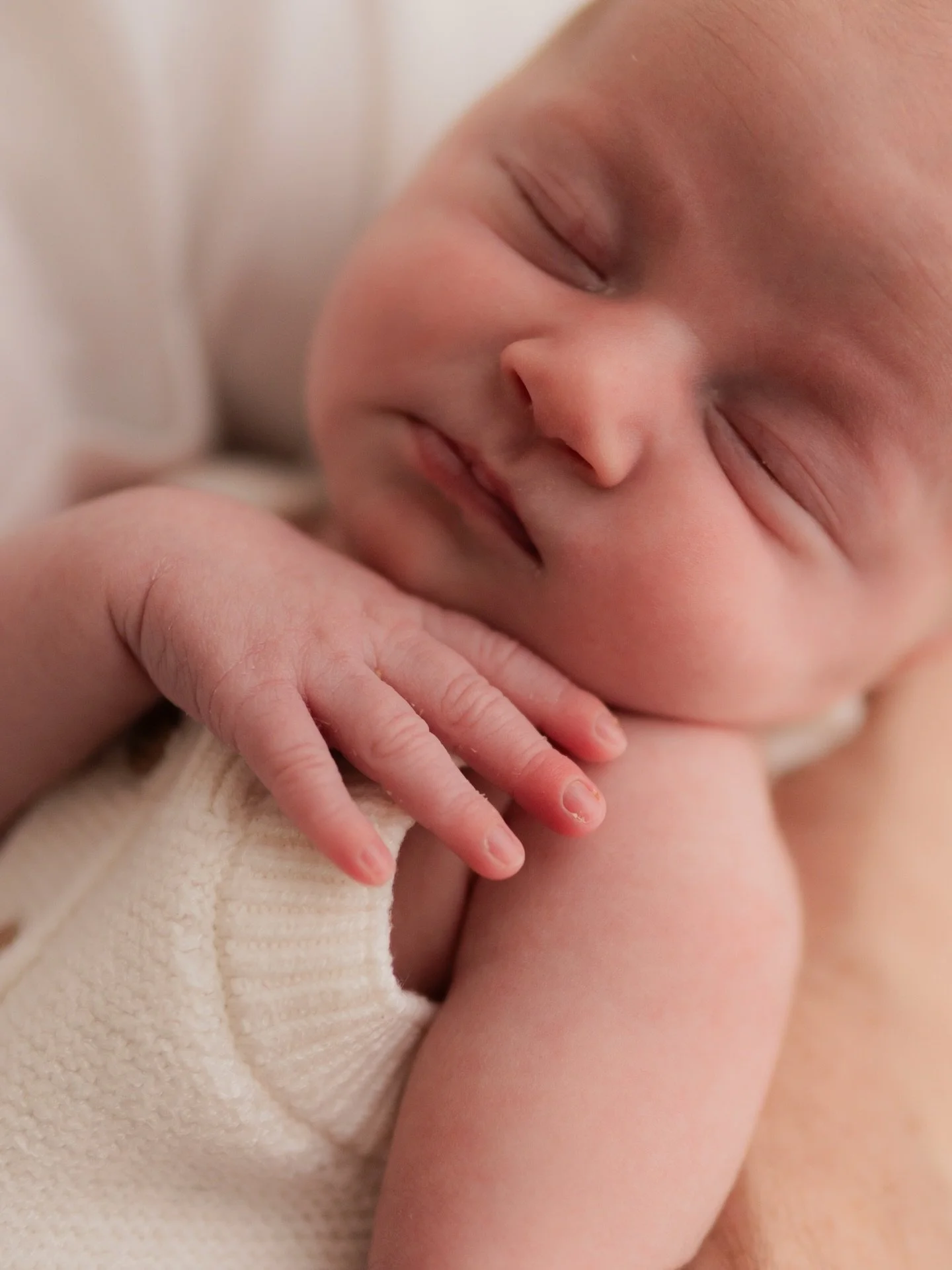 Perfectly positioned in Dads arms at 11 days old 

#surreynewbornphotographer 
#camberleynewbornphotographer 
#guildfordnewbornphotographer 
#farnboroughnewbornphotographer 
#hampshirenewbornphotographer