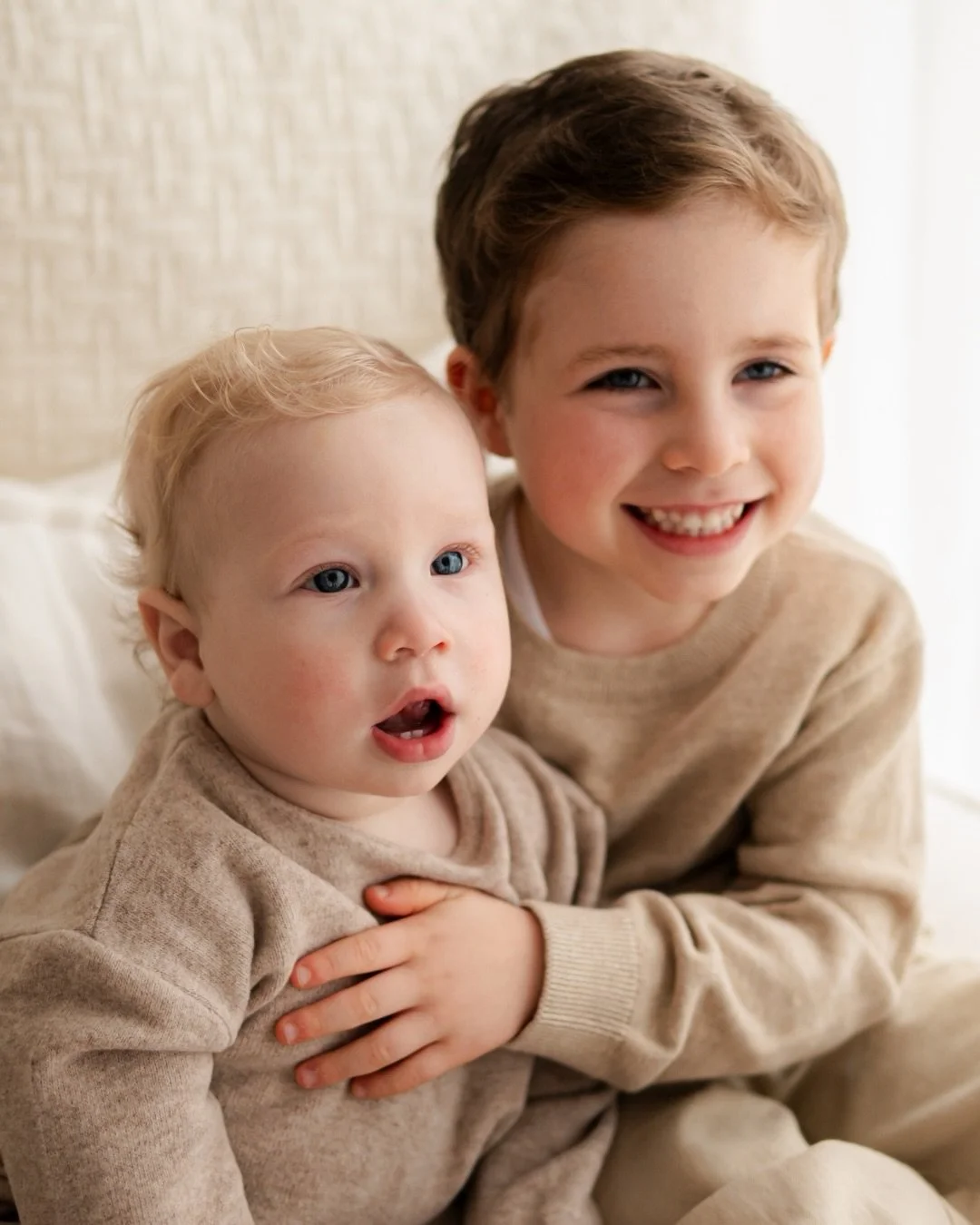 The cheekiest duo. I think the last photo sums up brothers perfectly&hellip; 

#surreyfamilyphotographer 
#camberleyfamilyphotographer 
#farnhamfamilyphotographer 
#farnboroughfamilyphotographer 
#hampshirefamilyphotographer