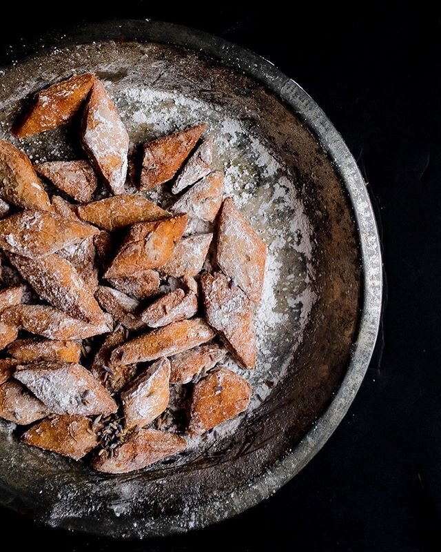 LAVENDER SHAKKARPARAS!! Born out of my need to not throw away the tiny bit of the rich saffron cardamom syrup left over from the gulab jamun ice cream sandwiches!

Shakkarparas are a classic snack, imagine if you fried shortbread cookies, that&rsquo;