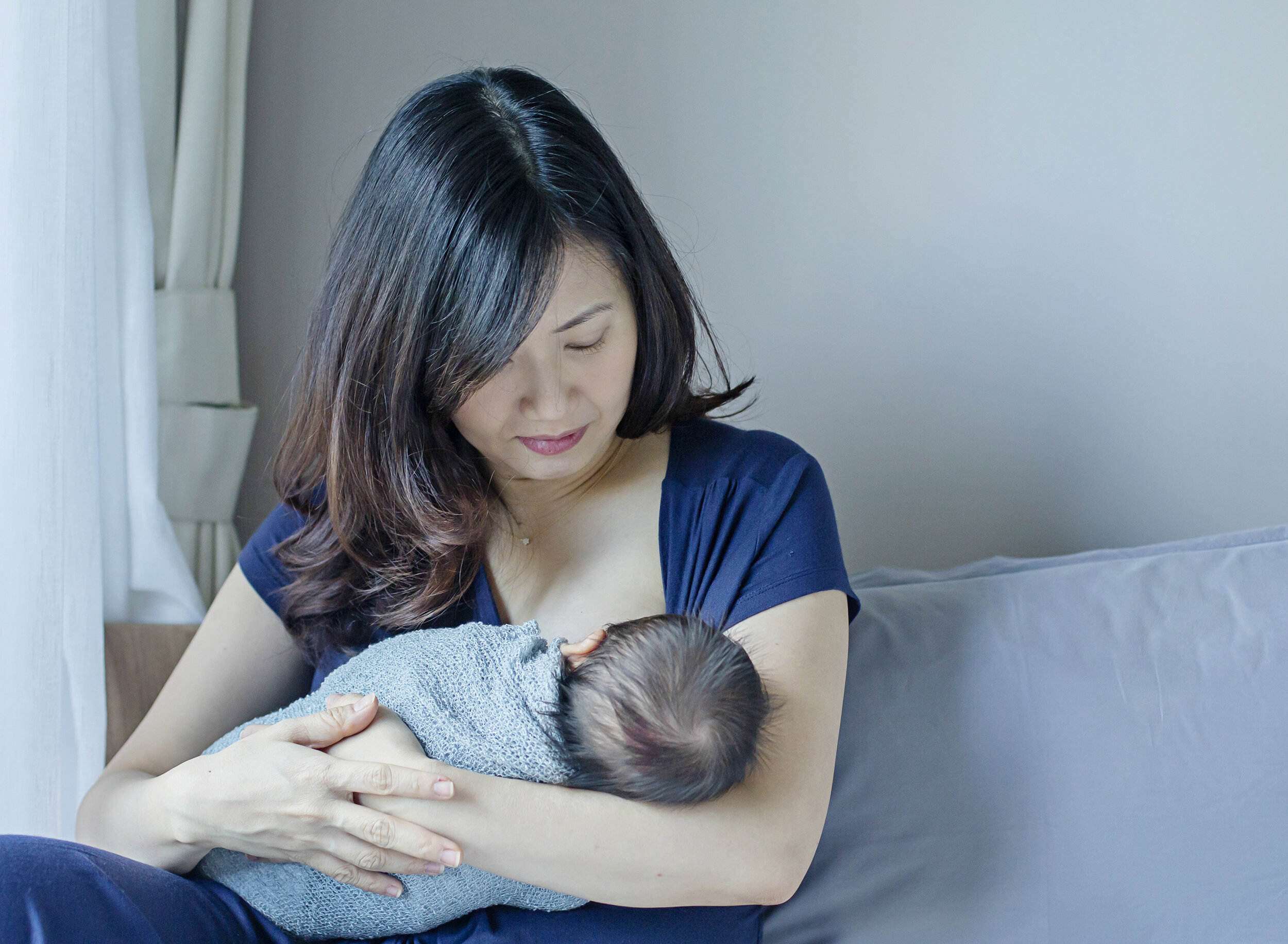 newborn-motherhood-photographer-London-breastfeeding-portriats