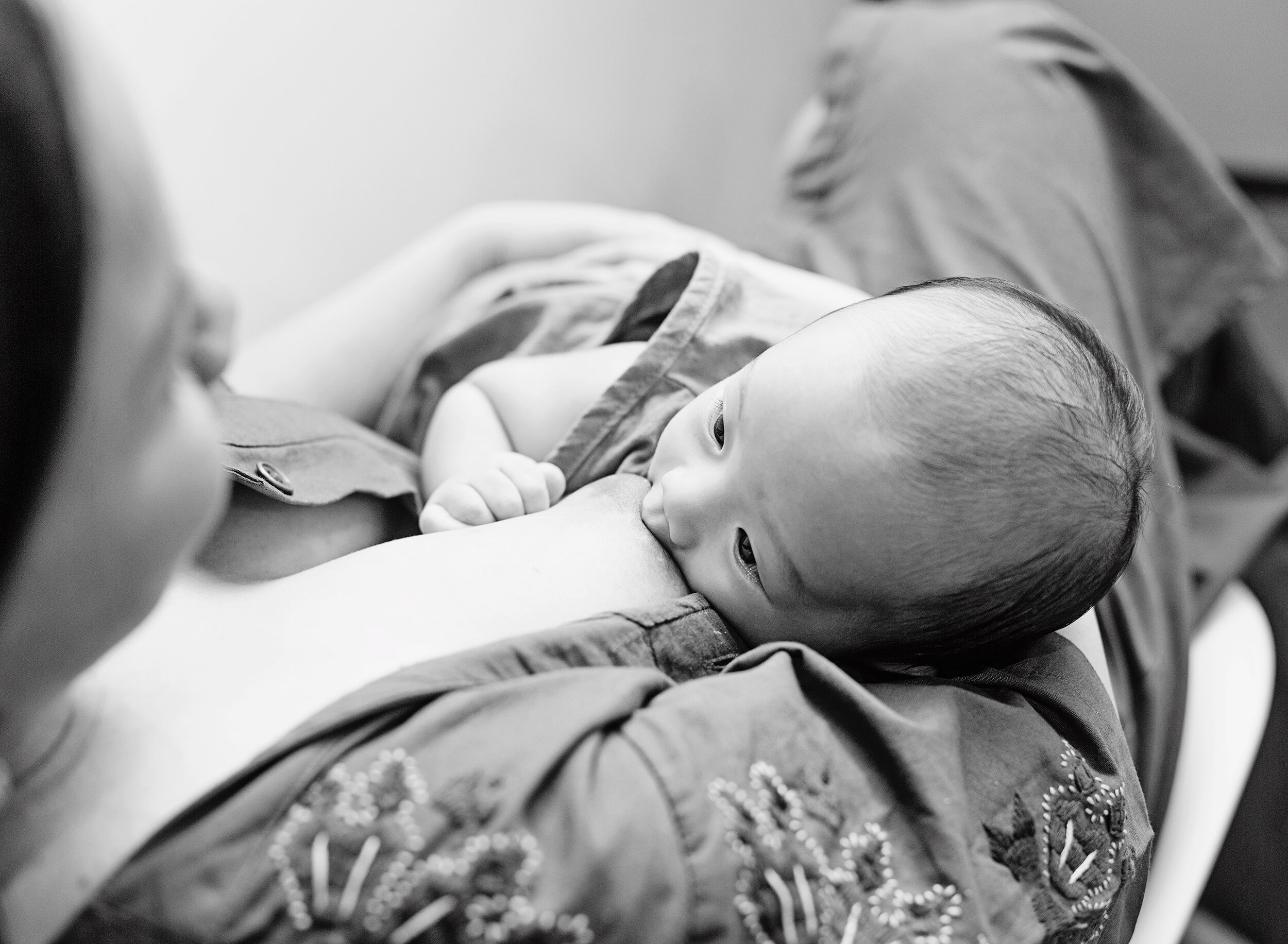 UK-breastfeeding-photographer-baby-mum--portaits