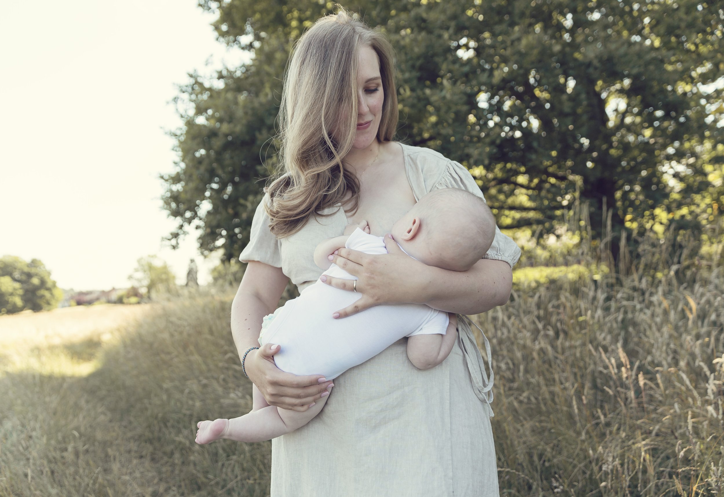 Motherhood Photographer breastfeeding outdoor photo shoot. Harpenden Hertfordshire