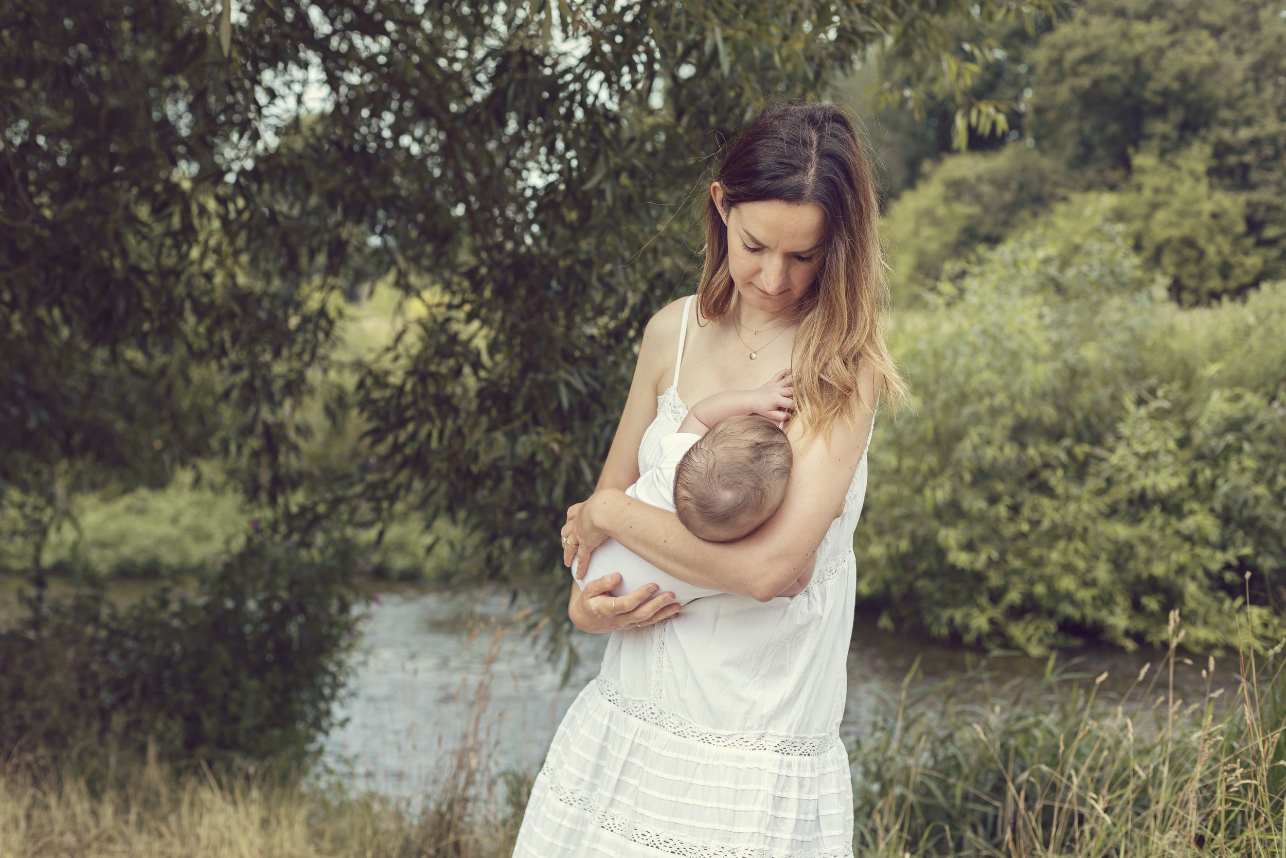 Motherhood Photographer breastfeeding outdoor photo shoot. Harpenden Hertfordshire