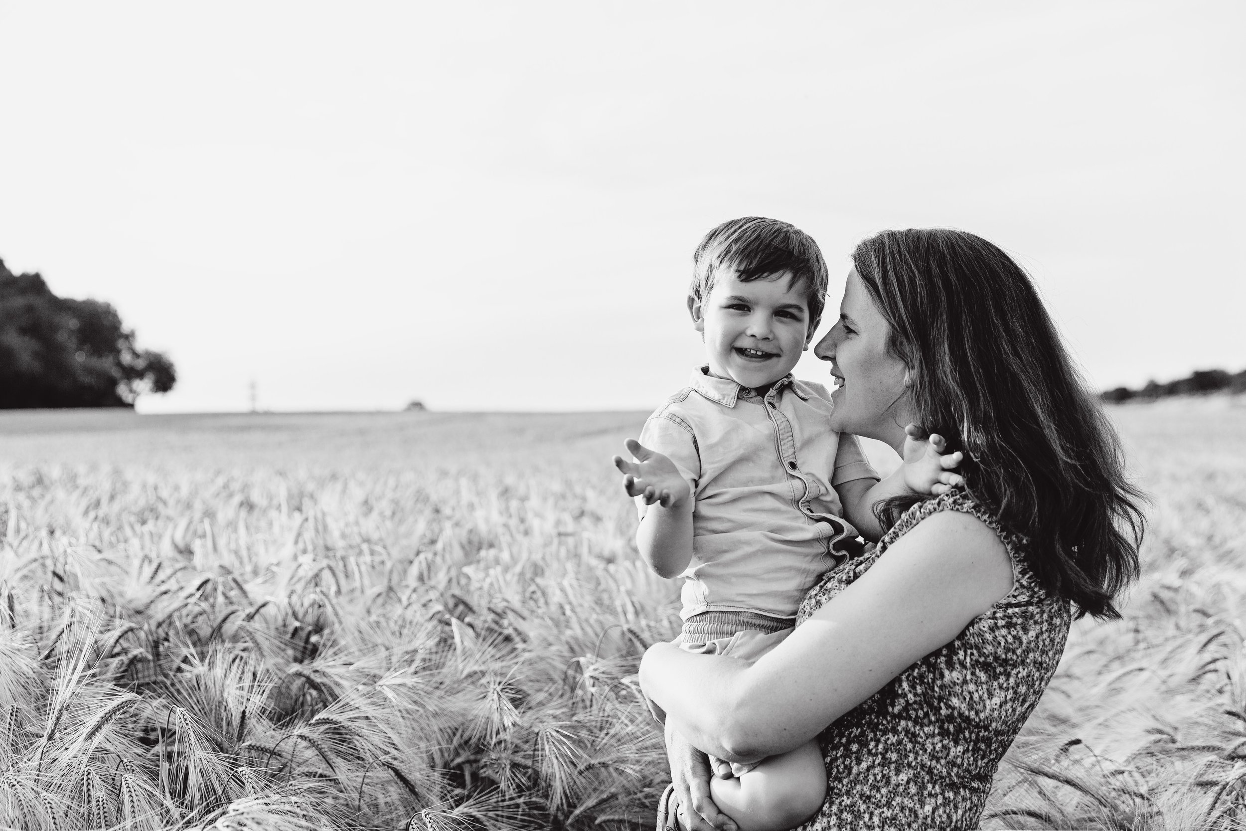 Harpenden-St-albans-hertfordshire-family-portraits-outdoor-summer-barleyfields (4).jpg