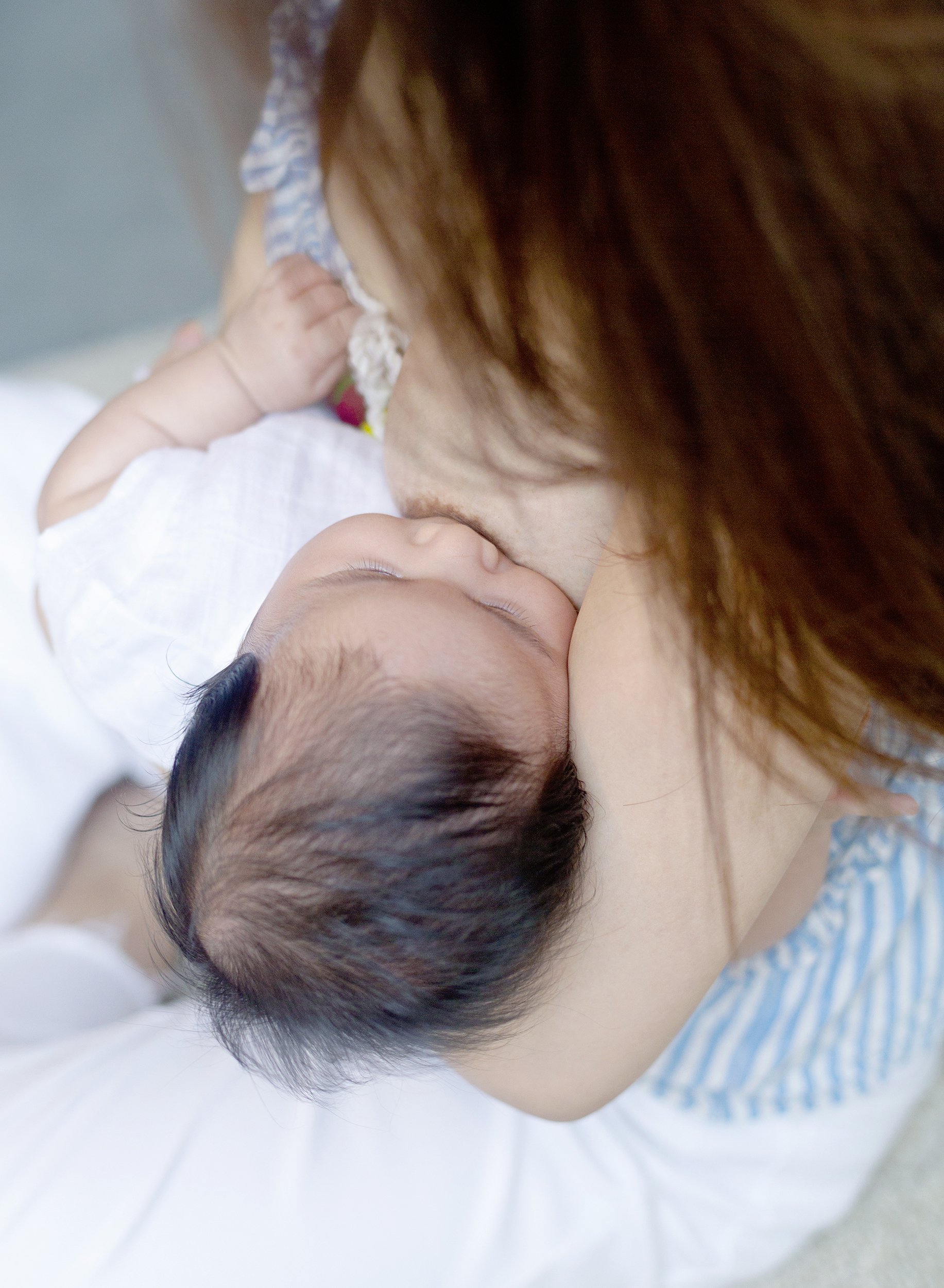 breastfeeding-portraits-lifestyle-photographer.jpg