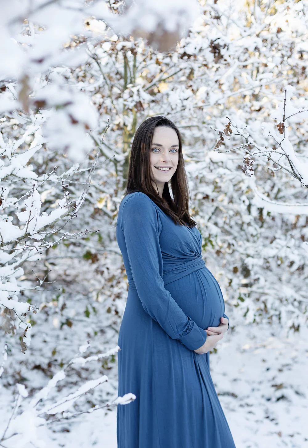 Winter Maternity Shoot in the Snow Harpenden, Hertfordshire. Maternity  Photo Shoot Ideas  Evie Grace Photography