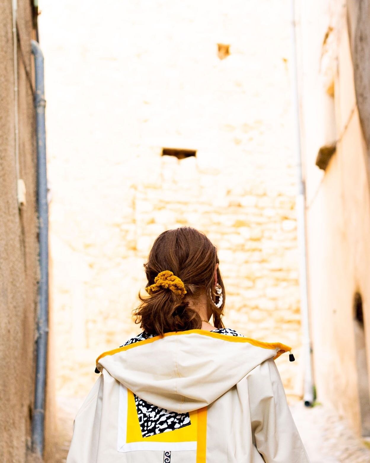 Dans les ruelles de Provence&hellip;
 #vetementsjoyeux #frenchmade #madeinfrance #madeinfrance🇫🇷 #artisanatfrancais #artisanfrancais #madebyhand #faitmain #frenchartisan #frenchartisanat #raincoat #rain #🌧 #betterthanumbrella #noumbrella #rainyday