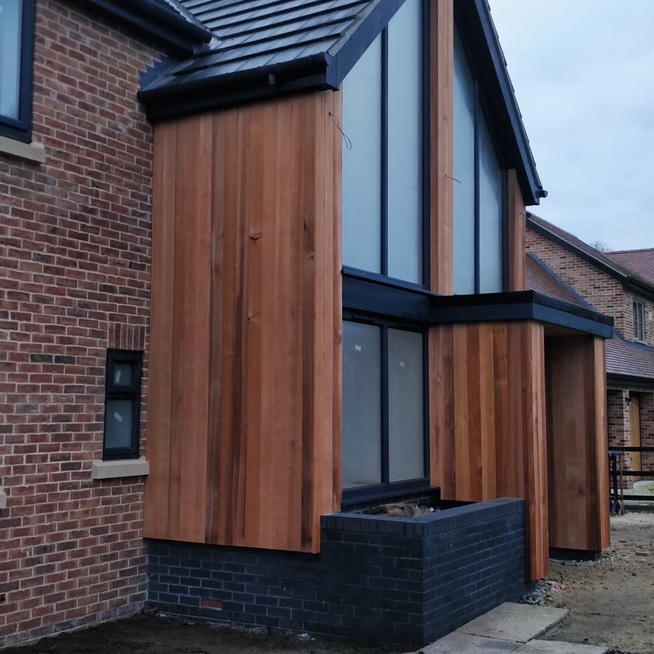 Red cedar finishing to front aspect of Greenfields, our latest 5 bedroom new home development in Wilburton Cambridgeshire. Popped out to meet the trades early this morning and took these stunning shots. Looking forward to listing for sale soon. Visit