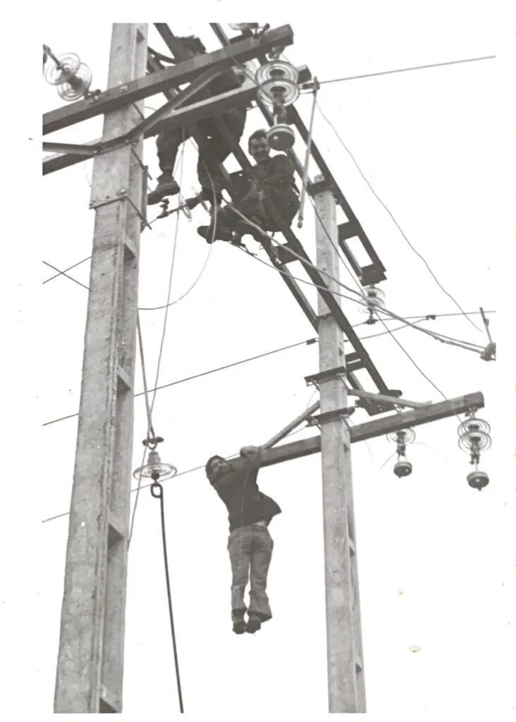 GONZALO FUNDADOR DE BATVOL INSTALANDO LINEAS DE A.T. HACE MAS DE 50 AÑOS