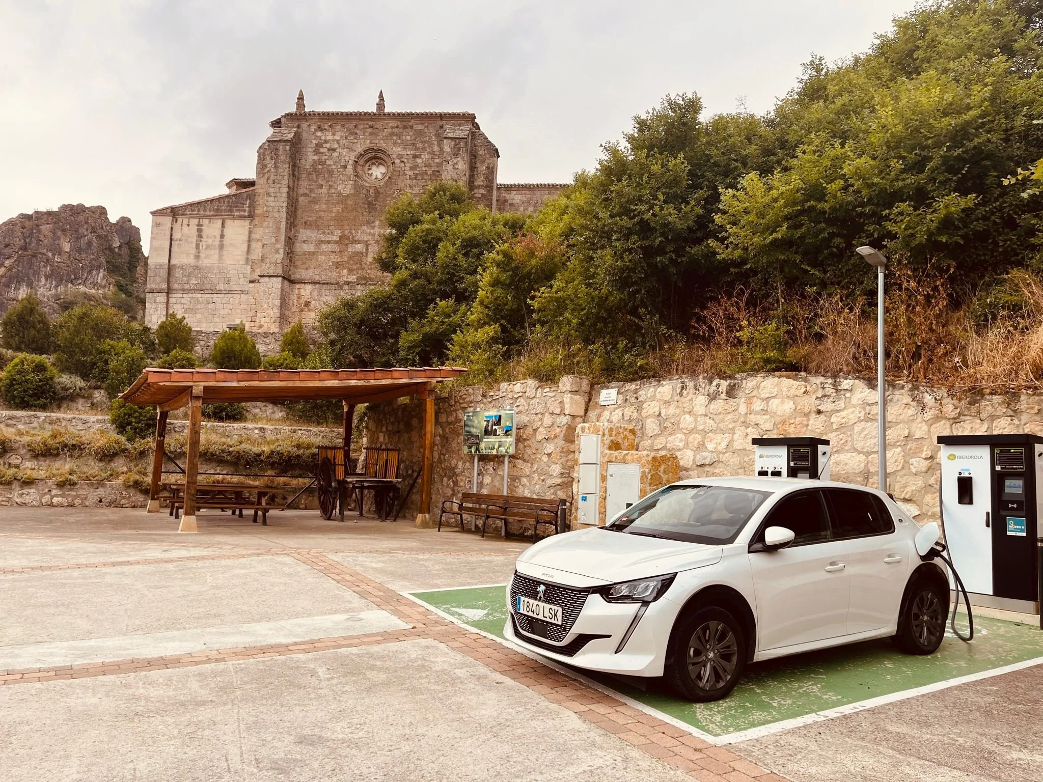 CÓMO VIAJAR EN COCHE ELÉCTRICO Y NO MORIR EN EL INTENTO