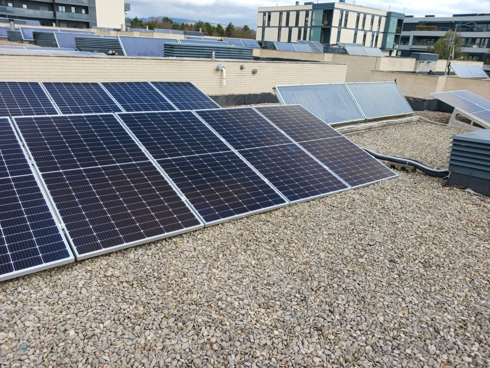 EL MOTOR DEL CAMBIO ES LA ENERGIA SOLAR Y EL AHORRO… SI ME DAN UNA SUBVENCIÓN… MEJOR QUE MEJOR.