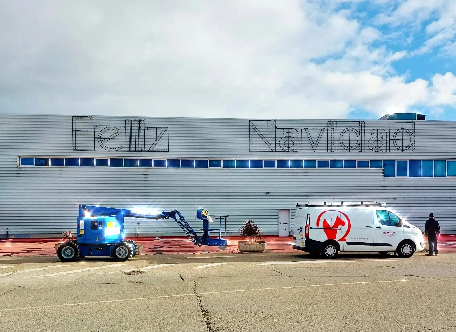 LAS LUCES DE NAVIDAD, TAMBIÉN NECESITAN ESTAR BIEN INSTALADAS