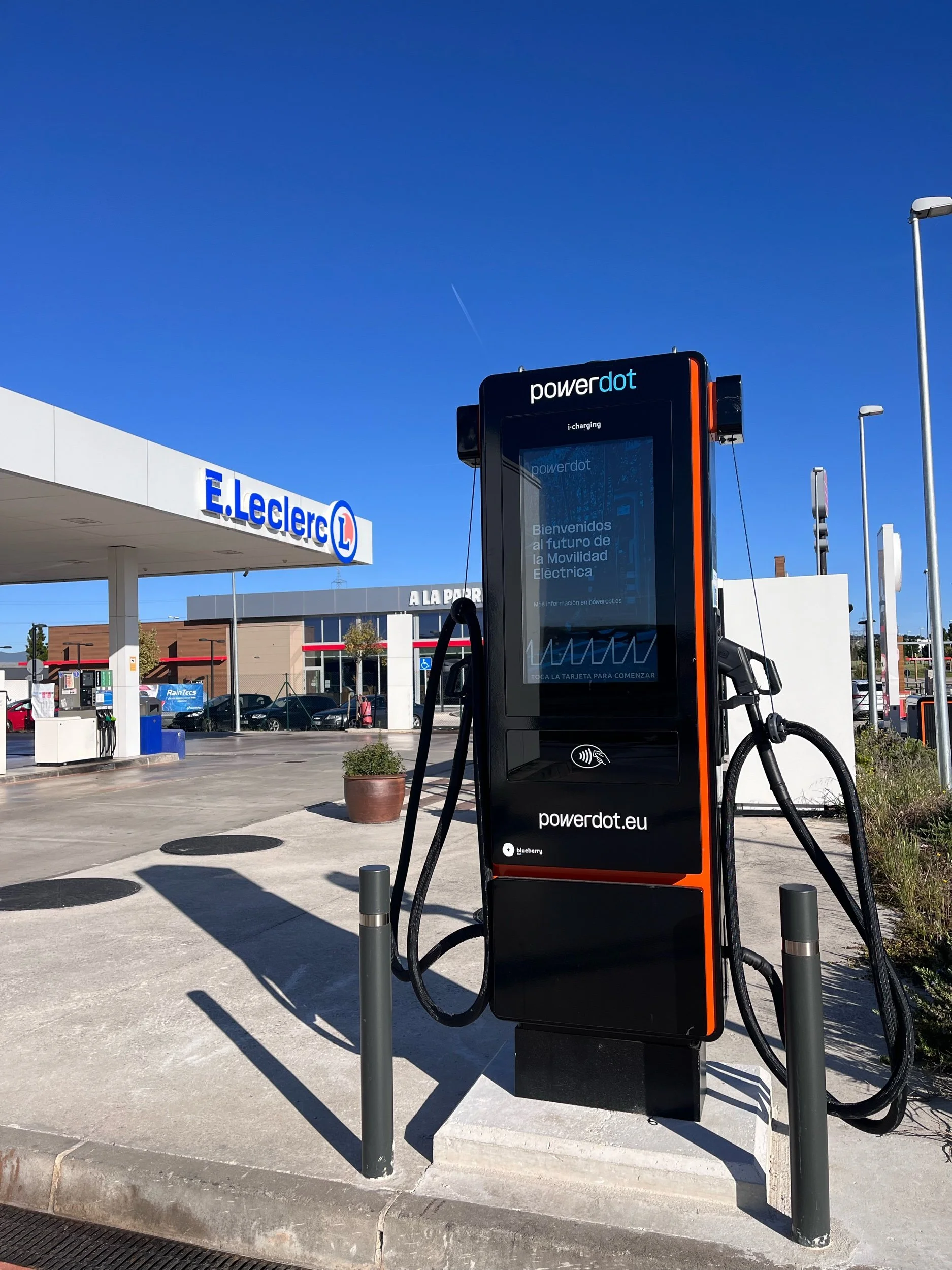 POWERDOT LLEGA A LAS GASOLINERAS DE E.LECLERC GALARIA Y ZIZUR DE LA MANO DE BATVOL