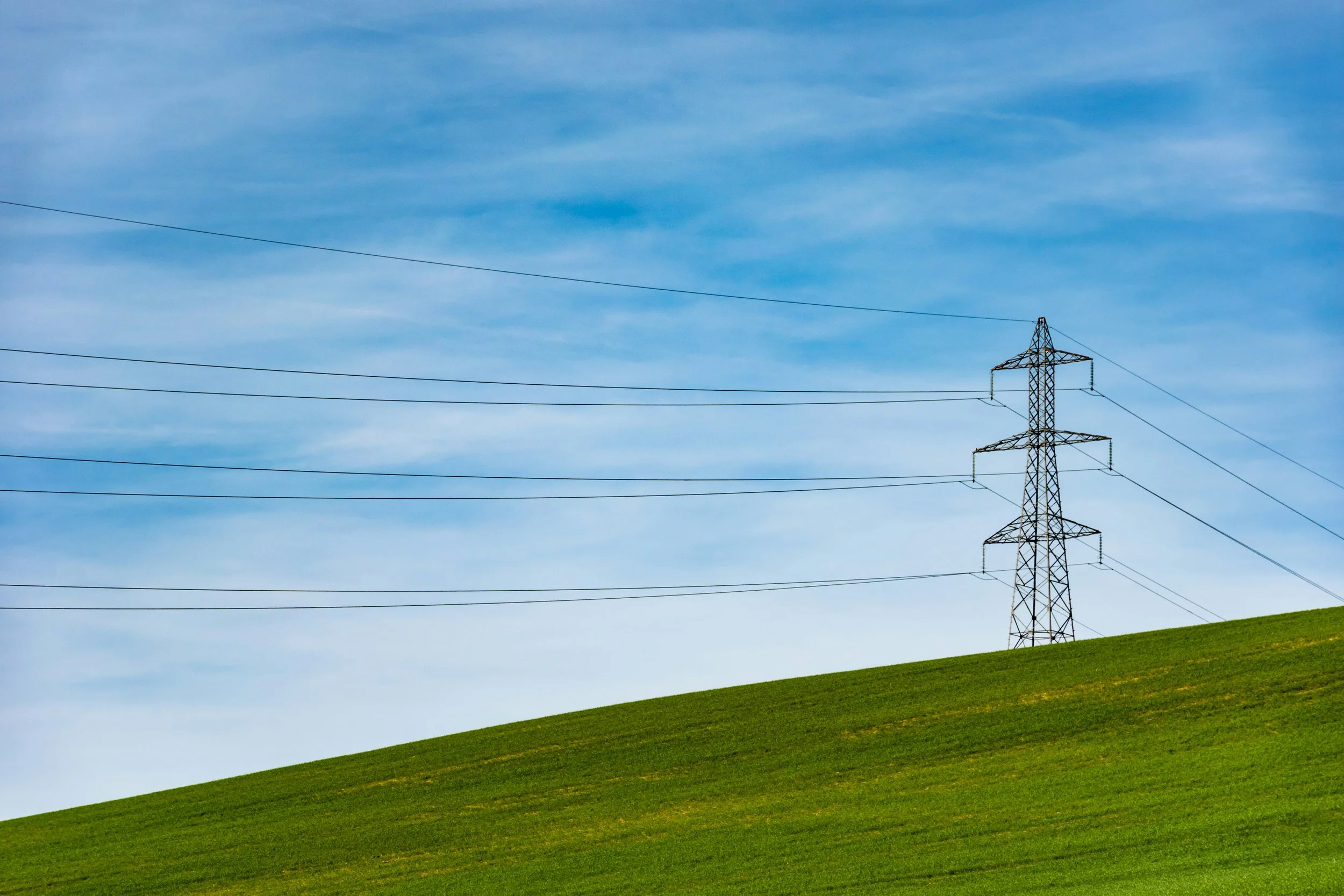 Cómo diseñar instalaciones eléctricas industriales ante redes saturadas: claves técnicas para no volverse loco