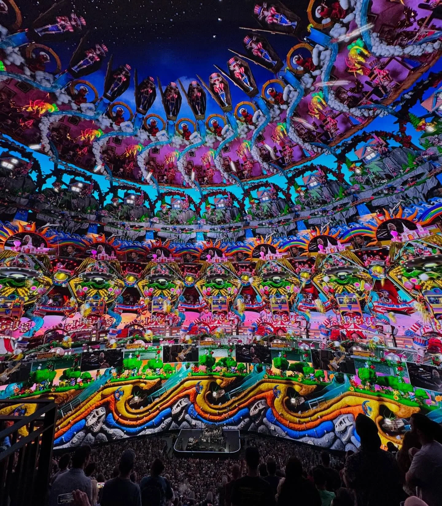 Started 2025 with a big one, designing and animating this mammoth story Zoetrope for @deadandcompany residency 2 at @spherevegas on behalf of @treatment_studio . Always a pleasure to be working with such a great team of artists. 
Shout out to @nickly