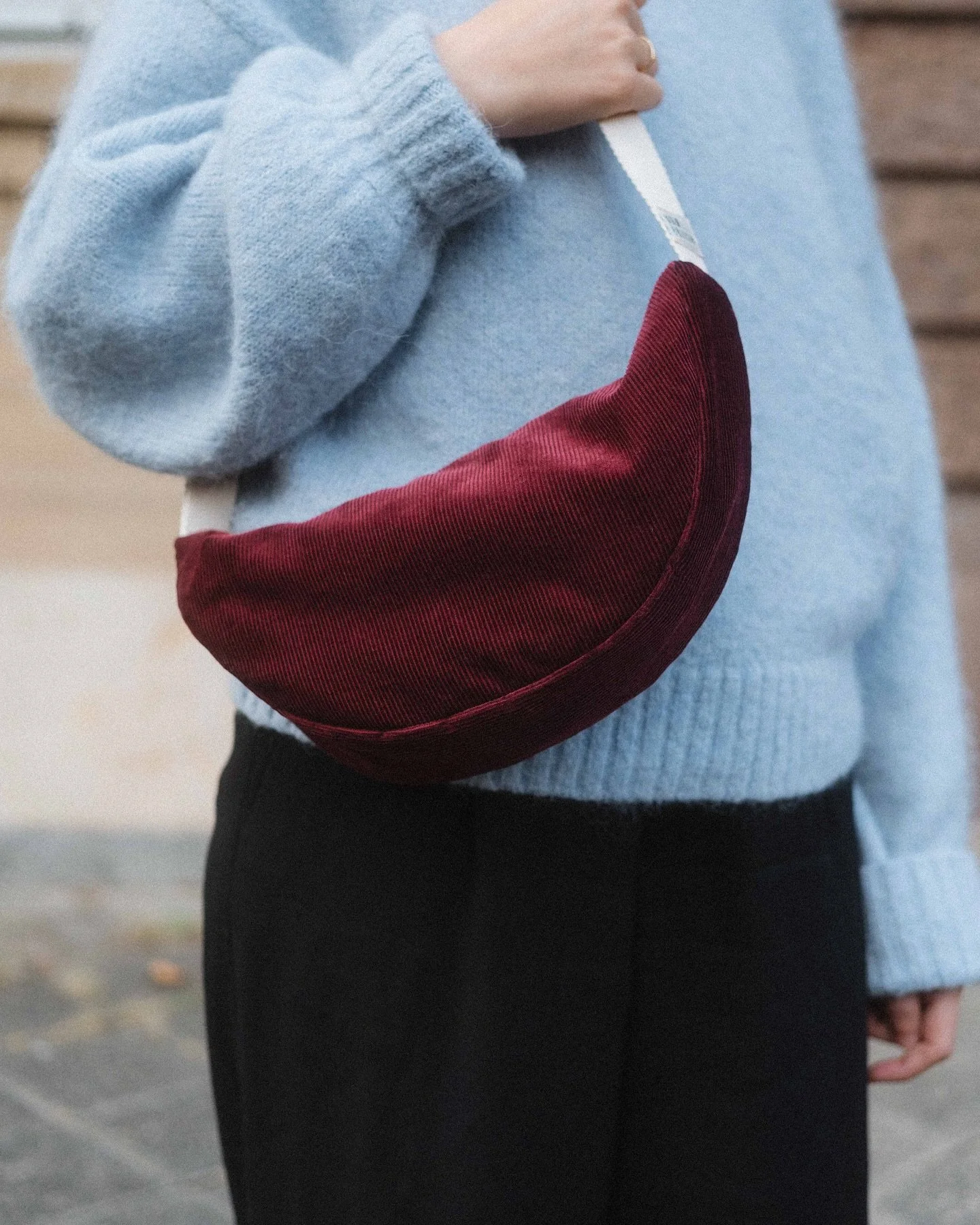 Hello October, hello new colour 🌈😊
📸 @maltepapenfuss.work 
#bordeauxcolor #corduroybag #everydaybag #moonbag #supportsmallbusiness #ethicallymadeclothing