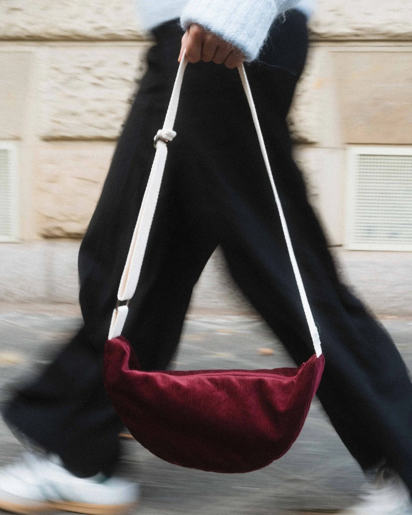 Schaut mal in den Shop - die Moonbag & den Shopper gibt es jetzt auch in einem herbstlichen Bordeaux 😍
📸 @maltepapenfuss.work 
#handmadebags #newin #supportsmallbusiness #corduroybags #buylesschoosewell #capsulewardrobe