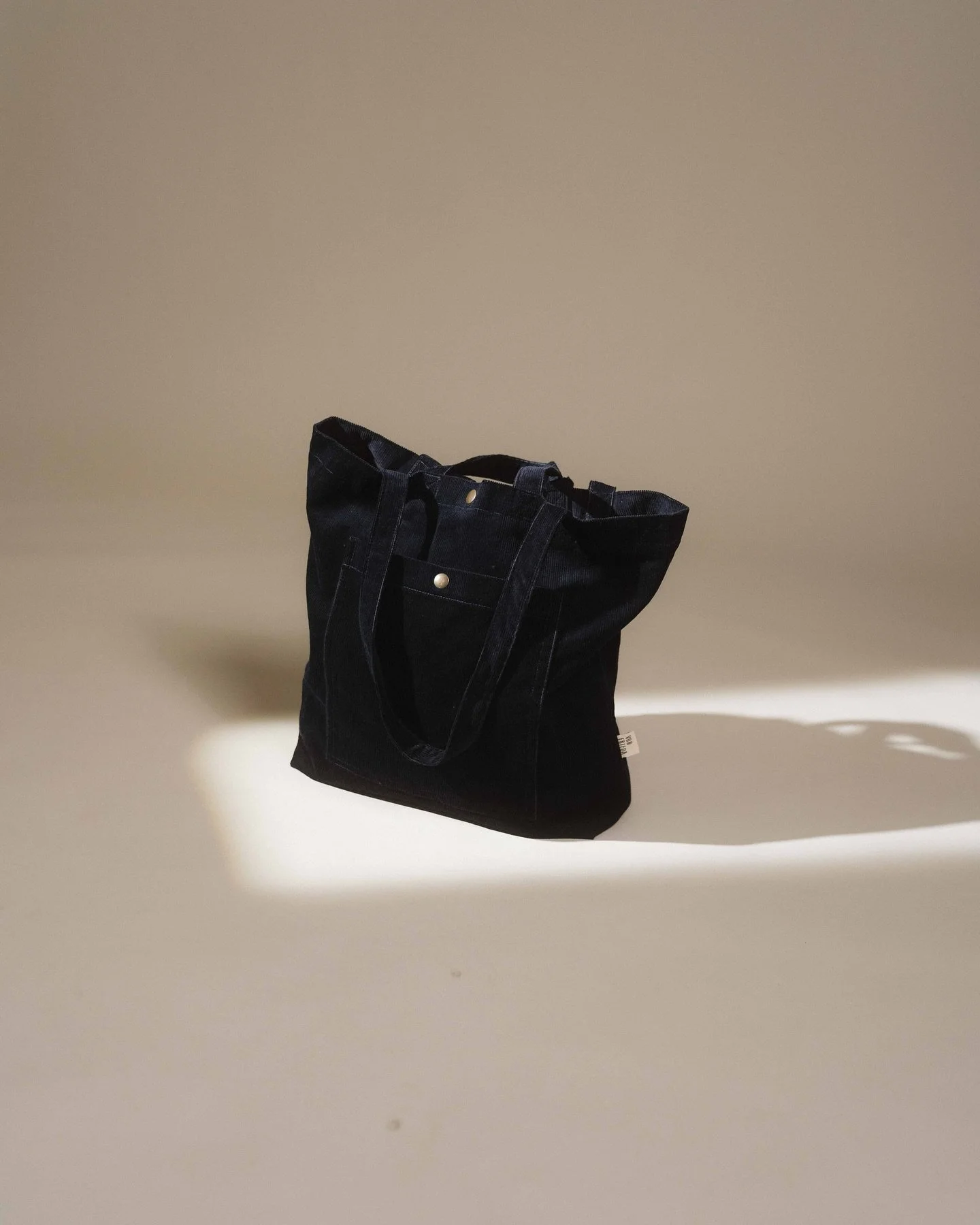 Unser Shopper bietet super viel Platz - egal, ob zum Wocheneinkauf, zur Arbeit oder an den Badesee. 
📸 @maltepapenfuss.work 
#shopper #sustainablebag #nachhaltigemode #corduroy #supportsmalbusiness #handmadeingermany