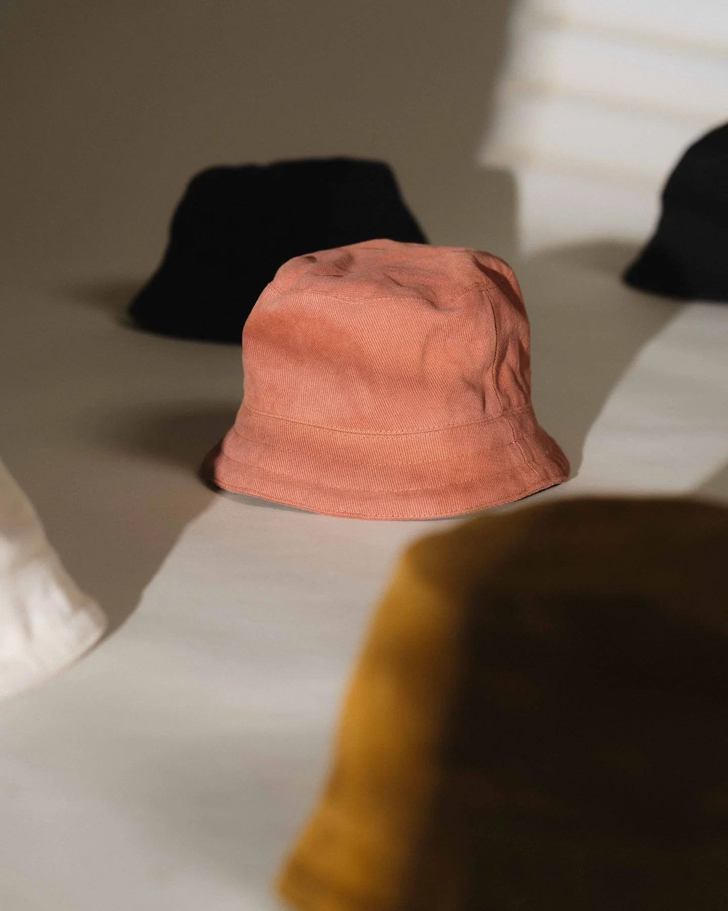 Noch mehr Studiobilder 🌈
📸 @maltepapenfuss.work 
#buckethat #ethicallymade #madeingermany #buylocal #supportsmallbusiness #nachhaltigemode