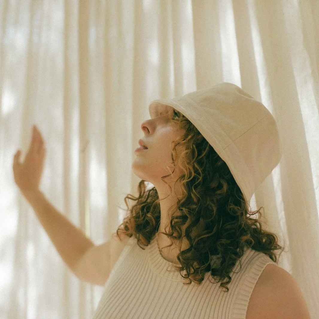 Es wird heiß ☀️ - Sonnenhut & Sonnencreme nicht vergessen :)
📸 @maltepapenfuss.work 
Model @nourameriem 
#nachhaltigemode #ethicallymade #madeingermany #buckethats #minimaldesigns #supportsmallbusiness