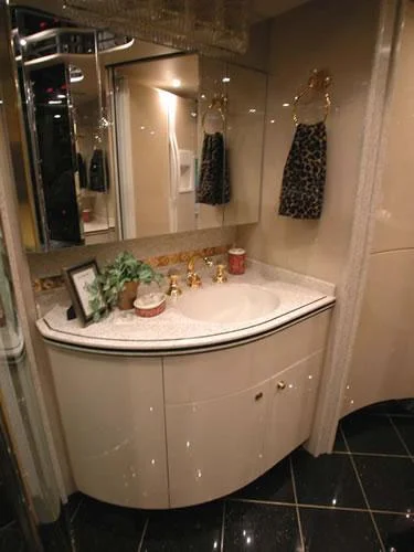 LUXURY COACH INTERIOR 016_tif.jpg